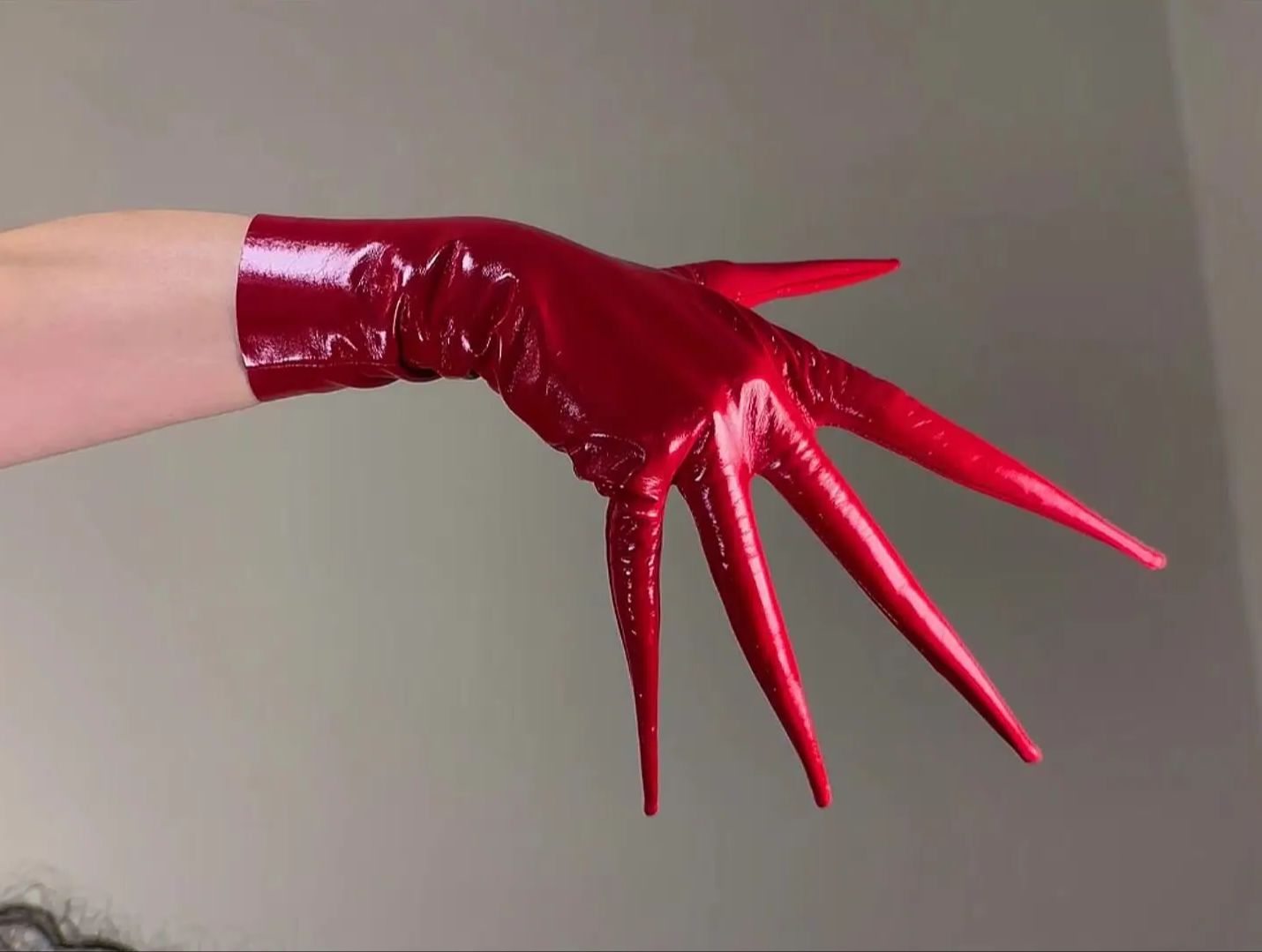 Shine Red CLAW GLOVES  POINTED - Patent Leather Shine recension och pris
