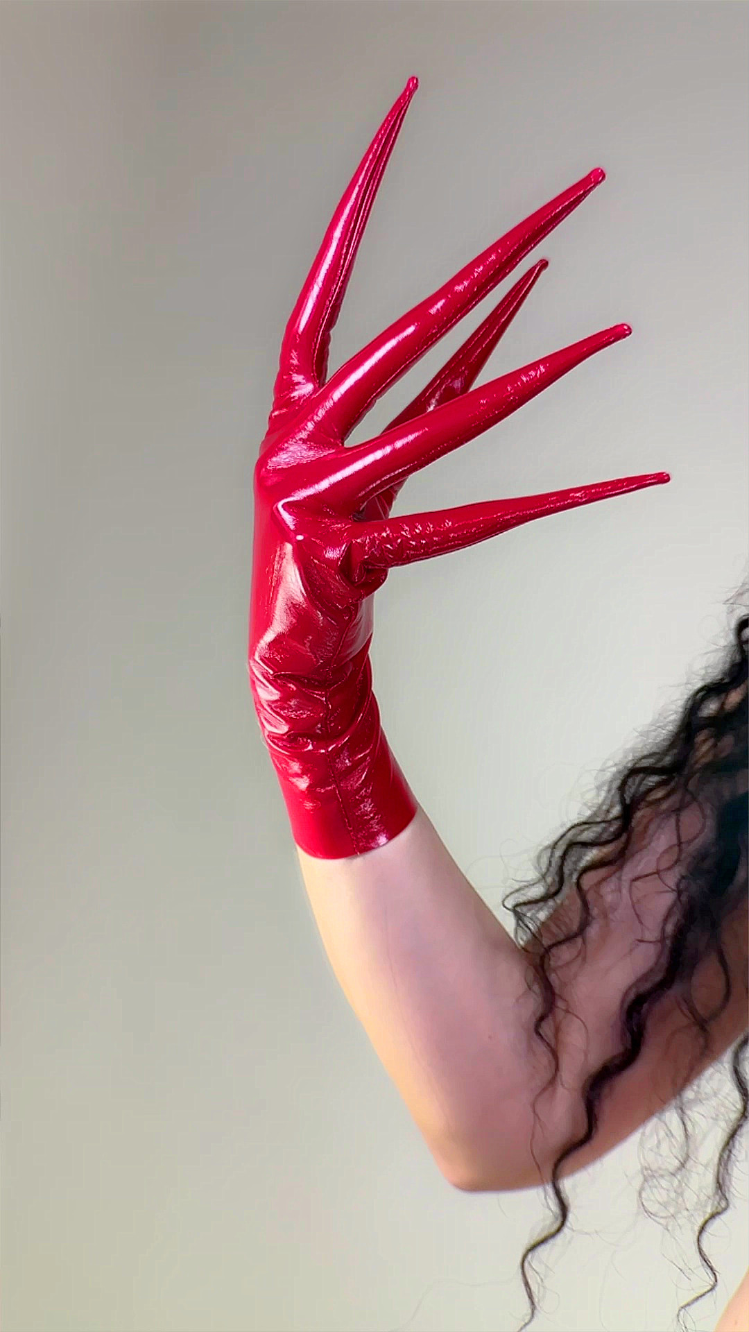 Shine Red CLAW GLOVES  POINTED - Patent Leather Shine recension och pris
